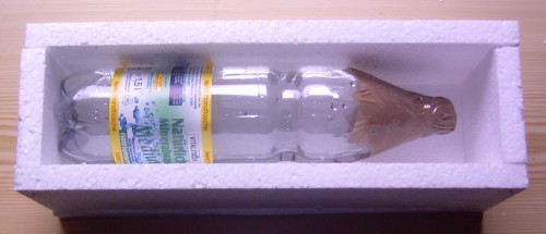 Flasche wird in Styroporbox gelegt